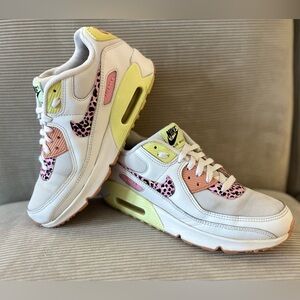 Girls (7Y) women’s (8.5) Nike Air Max 90 GS "Pink Barely Volt"
size 7Y